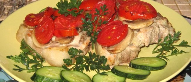 Свинина запеченная с помидорами и грибами