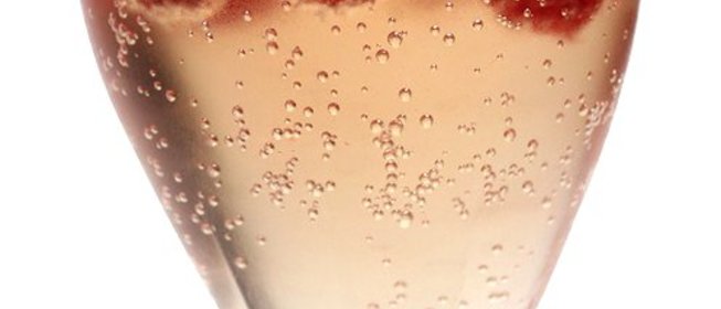 Коктейль на День святого Валентина с шампанским и малиной