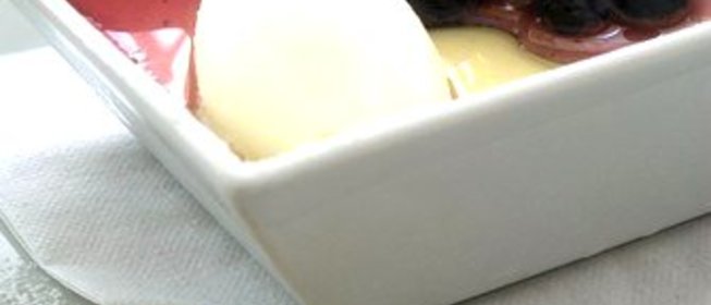 Лимонный шербет с ягодным компотом