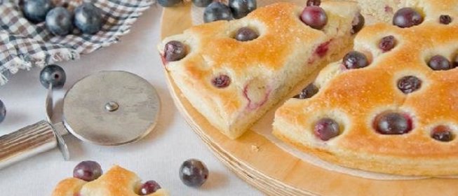 Schiacciata con luva или сладкий итальянский хлеб с виноградом