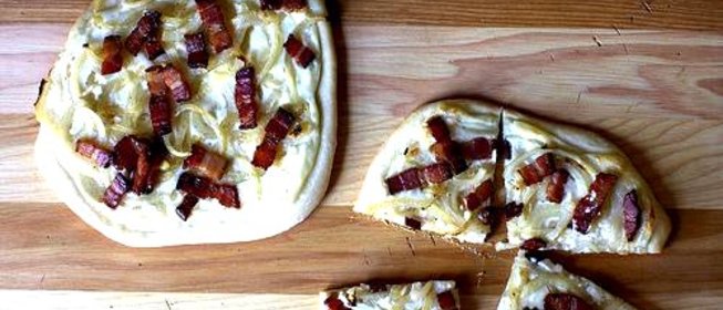 Пицца с беконом, луком и сметаной