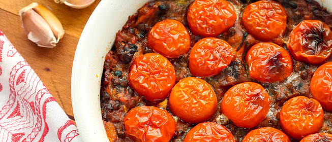 Запеканка из чечевицы с помидорами и беконом