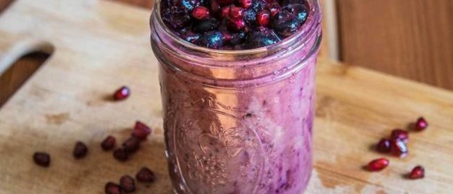 Смузи с бананом, ягодами и гранатом