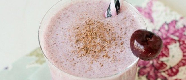 Кефирный смузи с вишней