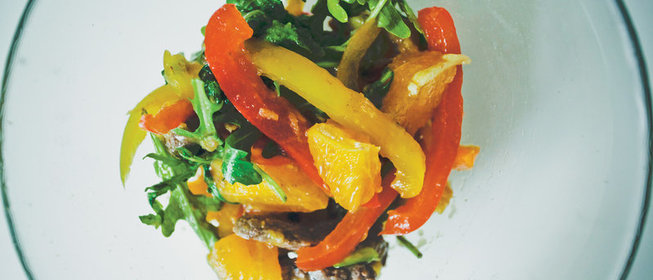 Говядина с апельсинами в листьях рукколы