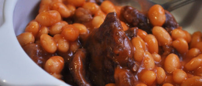 Говядина с фасолью в томатном соусе