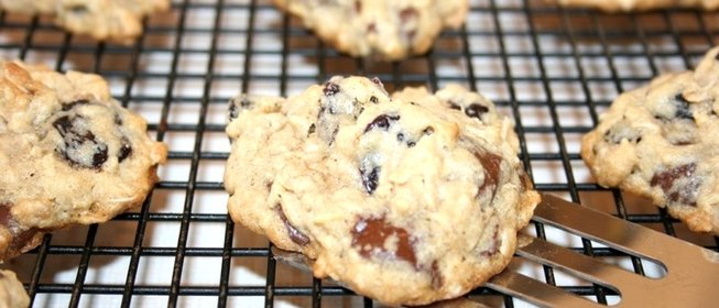 Овсяное печенье с вишней и медом