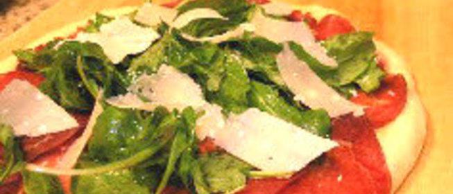 Пицца с рукколой и ветчиной
