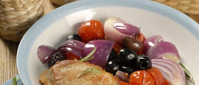 Свинина с помидорами и маслинами
