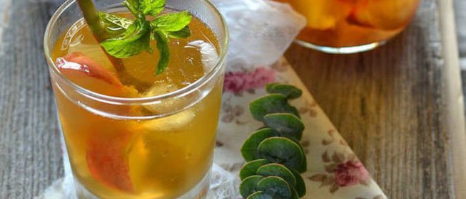 Холодный чай с персиками и мятой