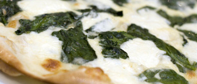 Пицца с шпинатом и моцареллой
