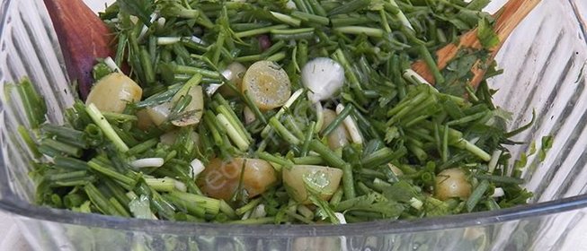 Необычный салат с маринованным виноградом и зеленым луком