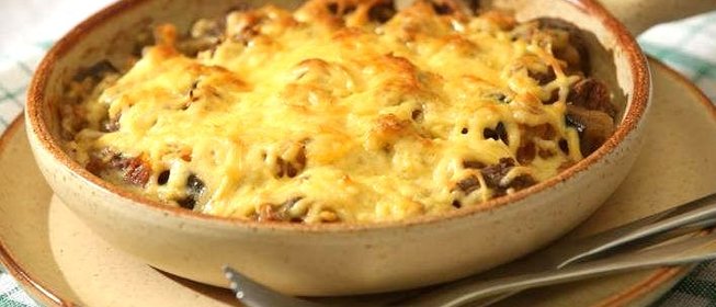 Рагу из баклажанов с говядиной под сырной корочкой