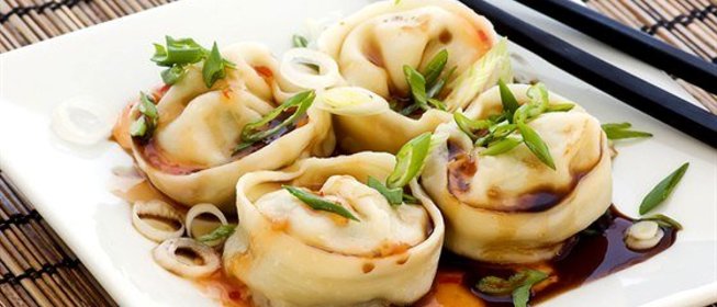 Японские пельмени с креветками, каштанами и шпинатом