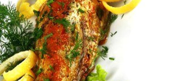 Тунец с мятой, чесноком, томатами и белым вином