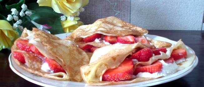 Блины со свежей клубникой и творожным кремом