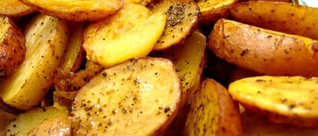 Жареный молодой картофель с чесноком и зеленью