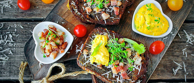 Крок-месье с жареным беконом и соусом тартар