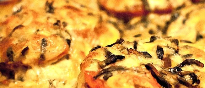 Запеченная острая свинина под помидорами, сыром и грибами