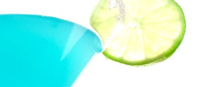 Коктейль «Голубая лагуна» с лимонным соком