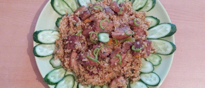 Плов из круглозерного риса со свиной грудинкой и овощами