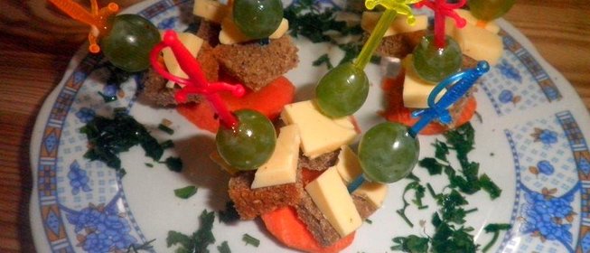 Канапе с виноградом и сыром