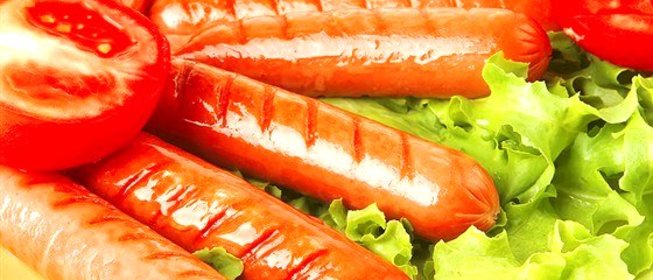 Жареные сосиски с помидорами и зеленью