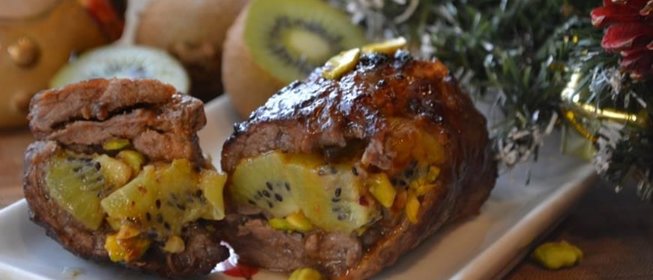 Рулет из свинины с киви и фисташками