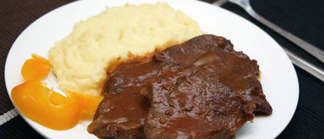 Тушеная говядина в томатном соусе