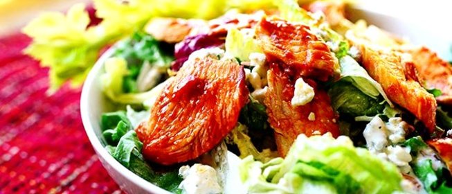 Салат с курицей Буффало