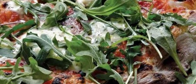 Пицца с рукколой и домашним соусом