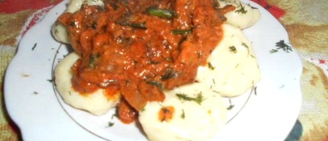 Картофельные клецки под томатным соусом с грибами