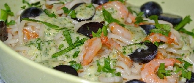 Салат с креветками и виноградом