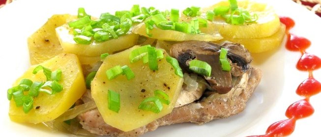 Свинина с грибами и картофелем, запеченная в фольге
