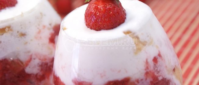 Десерт из мороженого с клубникой и печеньем