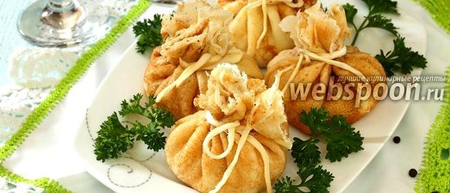 Блинные мешочки с курицей и рисом