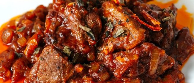 Говядина в томатном соусе с карри