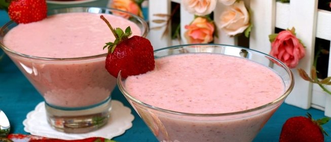 Творожный смузи с клубникой и бананом