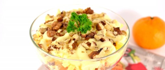 Салат с курицей, мандаринами и орехами