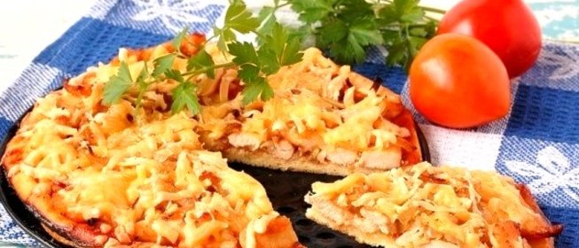 Пицца с курицей и луком