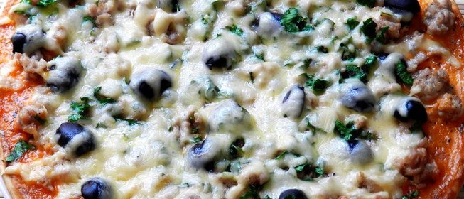 Пицца с мясом и зеленью