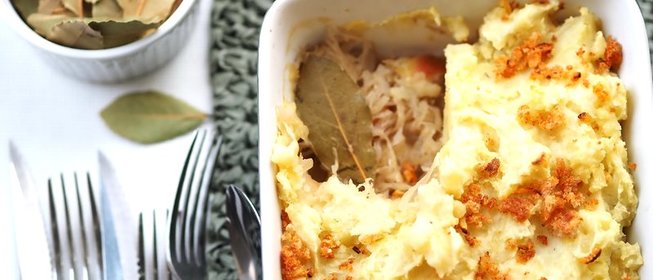 Картофельная запеканка с квашеной капустой и яблоками