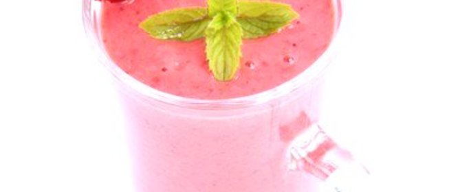 Ягодный смузи с яблочным соком