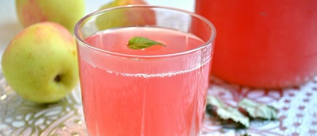 Компот из слив и яблок с листьями малины