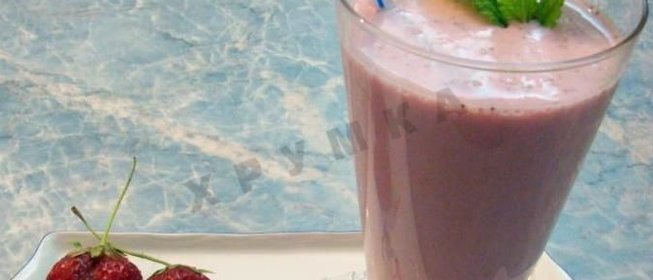 клубничный молочный коктейль из клубники и мороженого