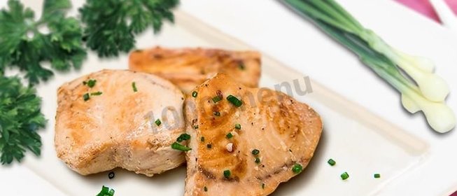 Рыба-меч с луком и белым вином