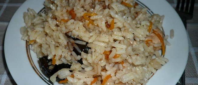 Рисовая каша с куриной грудкой и черносливом