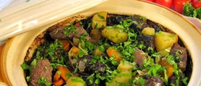 Говядина, тушенная с черносливом и картофелем