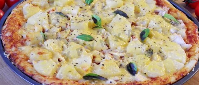 Пицца с курицей и ананасами