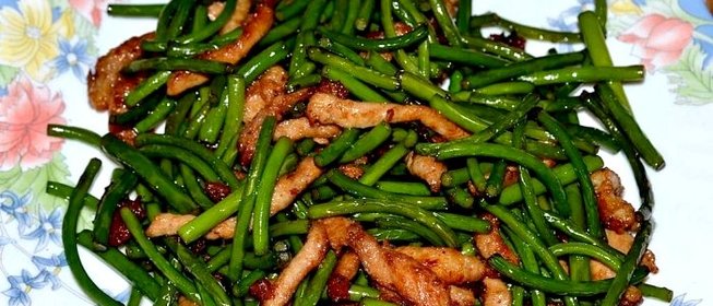 Свинина со стрелками чеснока